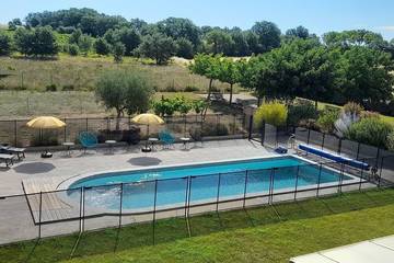 Gîte pour 10 personnes, avec piscine ainsi que terrasse et jardin à Pouzolles