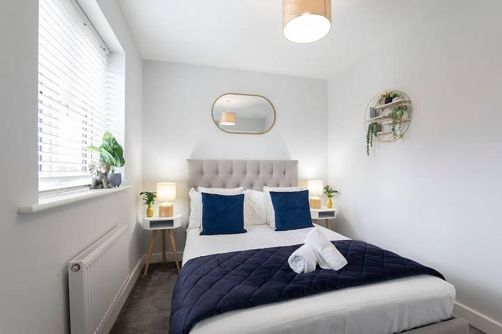 Modern-Wohnstätte-Ensuite mit Dusche-Strassenblick in Cheltenham, Gloucestershire