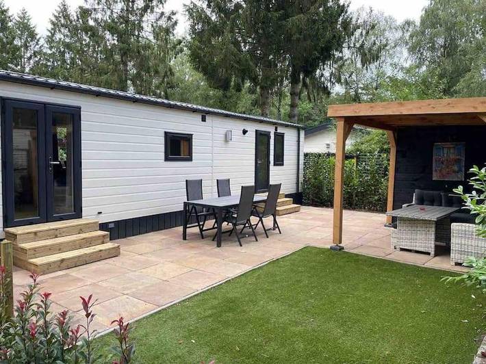 Chalet voor 4 personen, with zwembad and tuin as well as kinderzwembad in Hoenderloo