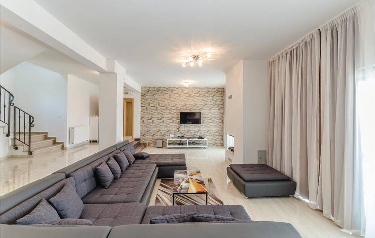 Geräumige 2-Zimmer-Wohnung mit Pool und Terrasse, 2,5 km vom Strand von Makarska entfernt in Zadar