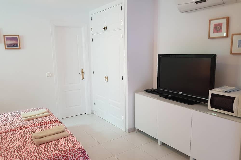 Entire apartment, Air Conditioned Studio Apartment, Pool, Sea Views, Wi-Fi, Uk & Irish Tv + sports in Puerto del Carmen, Tías