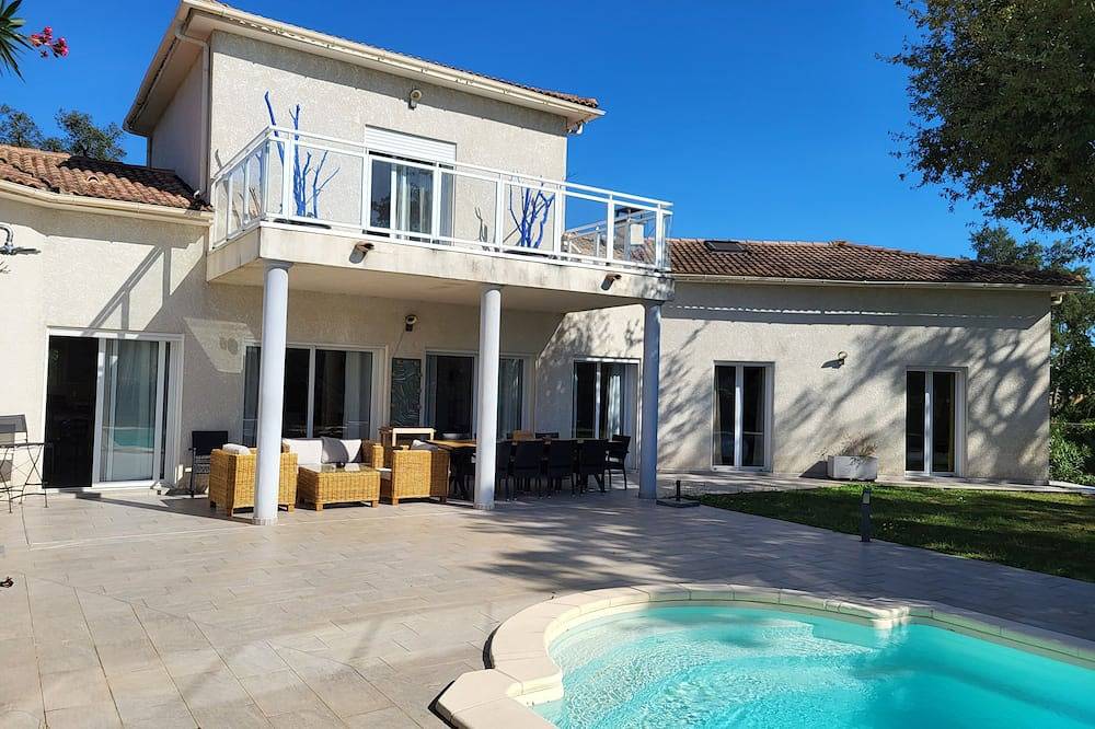 Quiet, air-conditioned villa with private pool 5 minutes from sea and mountains. in Morta, Prunelli-di-Fiumorbo