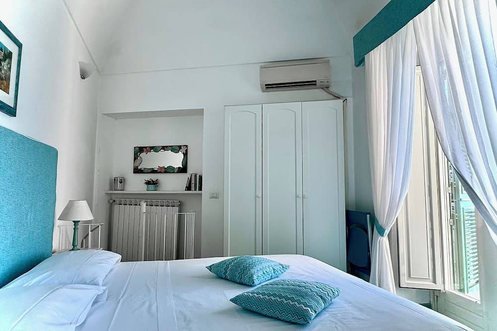 Romantic cottage, wide terrace overlooking the sea. in Amalfi Coast