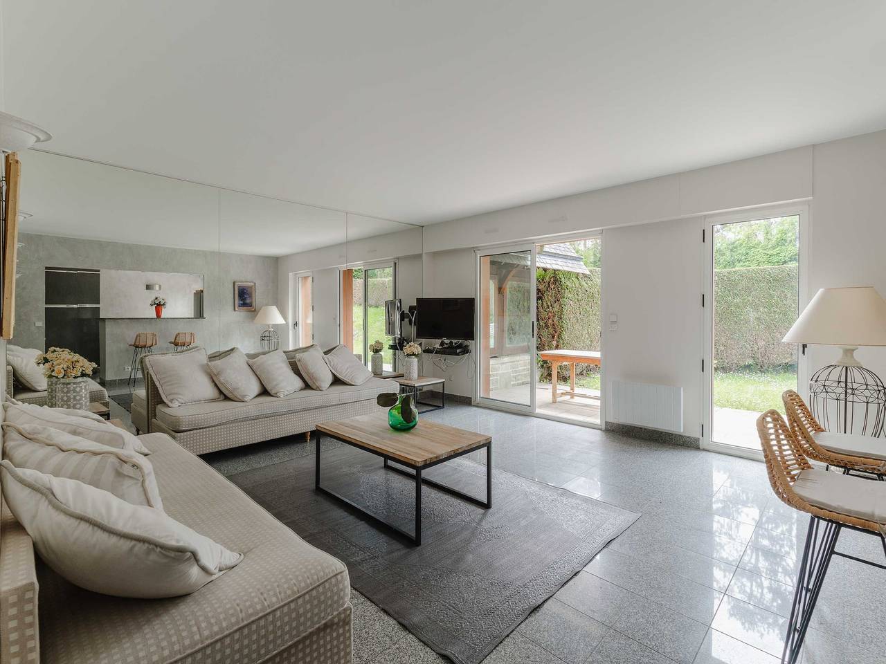 Appartement entier, Luxury haven with pool, tennis and large garden in Deauville, Région de Lisieux