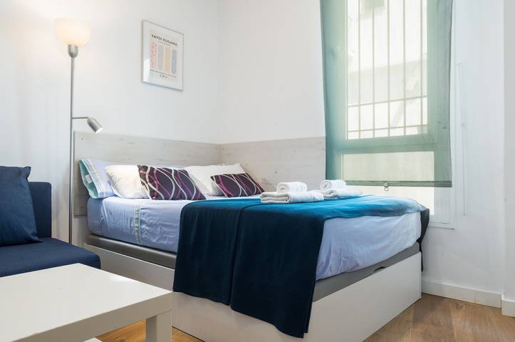 Entire apartment, Modern Studio by the River with Wi-Fi and Air Conditioning in Casco Antiguo, Sevilla