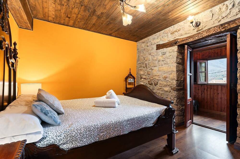 Congosta, casita romántica con jacuzzi privado en las montañas in Páramo, Teverga