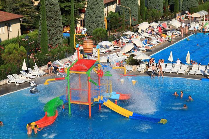 Ferienpark für 7 Personen, mit Whirlpool und Terrasse sowie Pool