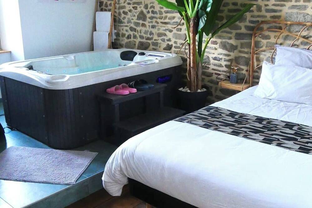 Entire apartment, Enjoy a sweet night with Jacuzzi in Fougères, Fougères-Vitré
