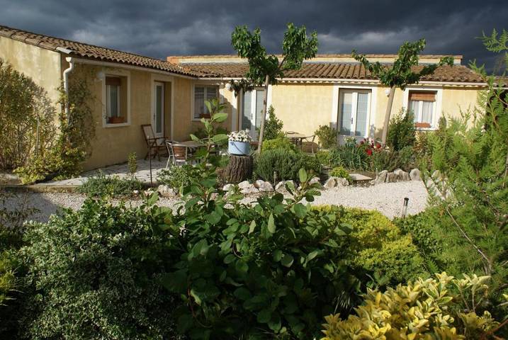 Location de vacances pour 3 personnes, avec piscine ainsi que vue et jardin, animaux acceptés à Crestet - 2