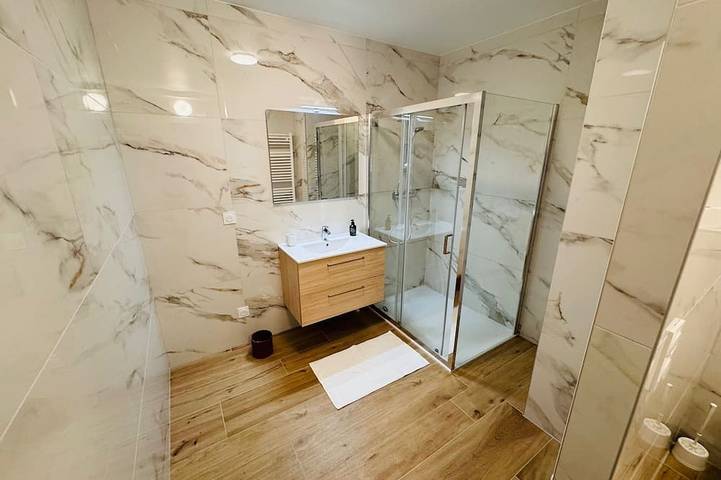 Appartement entier, Splendide appartement, neuf,  terrasse, vue 180° lac, 5' du golf in Évian-les-Bains, Région de Thonon-les-Bains