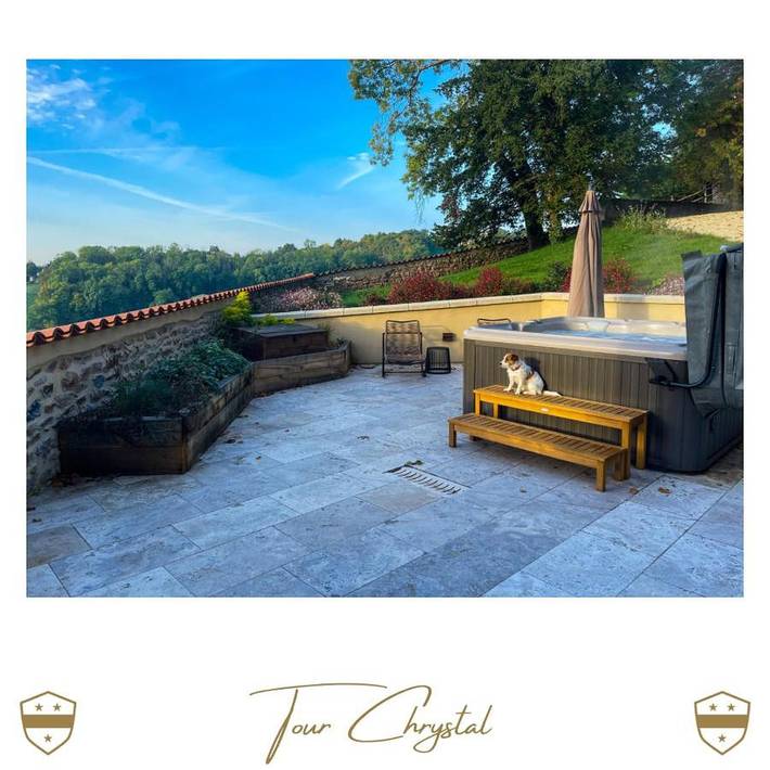 Location de vacances pour 2 personnes, avec sauna ainsi que jacuzzi et terrasse à Thizy-les-Bourgs - 3