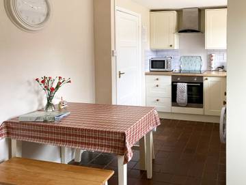 Log Cabin for 4 People in Herefordshire, West Midlands, Photo 3