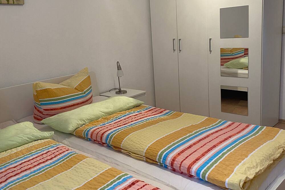 Ganze Wohnung, 2-Raum-Bungalow mit Terrasse/rechts (50m², max. 3 Pers.) - Bungalow am Hellbach in Neubukow, Neubukow-Salzhaff