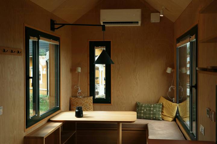 Ein Mikrohaus zwischen Acker und Wald in Storberget in Elverum