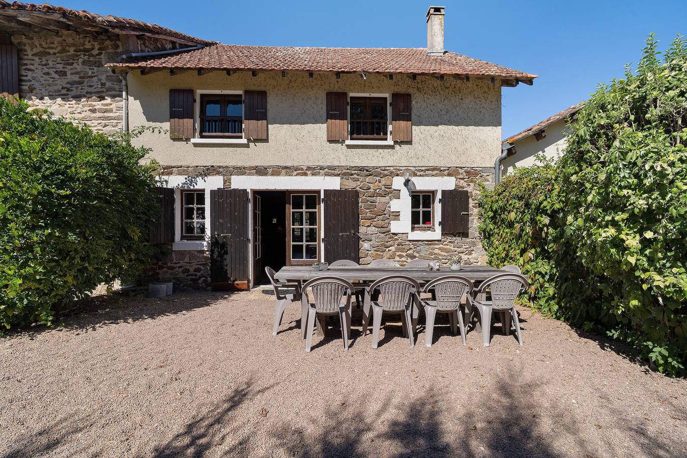 Gîte « Merlot » avec piscine partagée, terrasse privée et wifi in Saint-Saud-Lacoussière, Parc naturel régional Périgord-Limousin