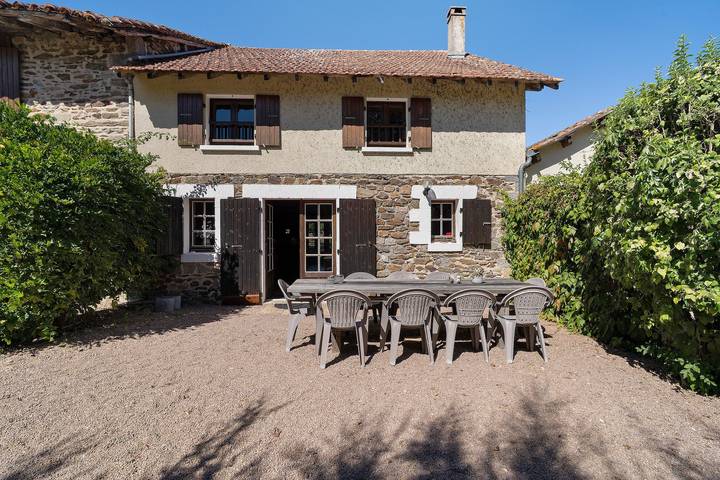 Gîte « Merlot » avec piscine partagée, terrasse privée et wifi in Saint-Saud-Lacoussière, Parc naturel régional Périgord-Limousin