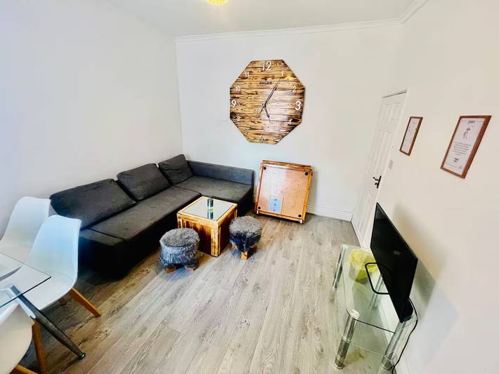 4-Bed House, Sleeps 9 w Garden & On-Street Parking in Liverpool, Merseyside