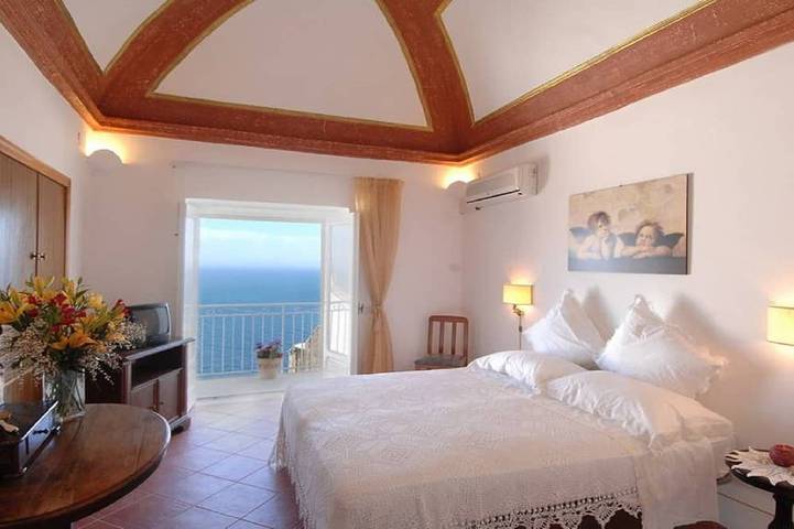 Villa an der Amalfiküste mit großem Garten und Meerblick in Praiano, Sorrento Coast