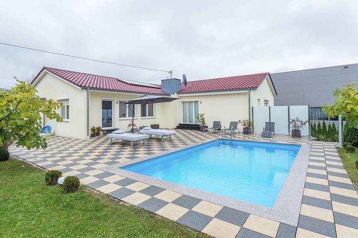 Ferienwohnung für 4 Personen, mit Terrasse und Garten sowie Pool in Markdorf