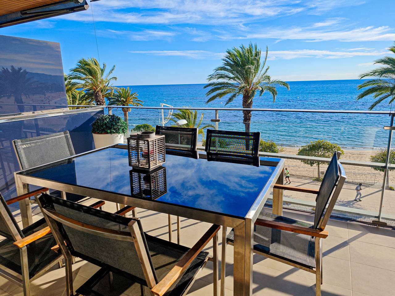 Entire apartment, Seafront Apartment with Terrace and Pool in Cambrils in Cambrils, Costa Dorada