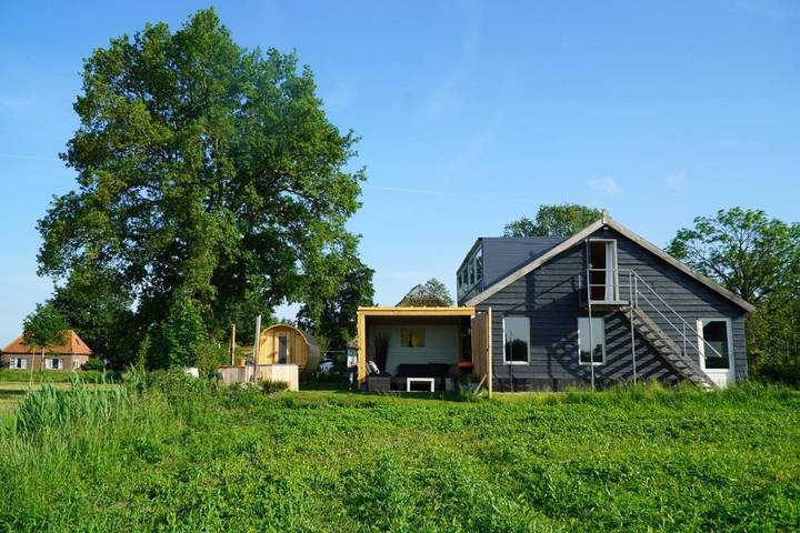Vakantiewoning voor 10 personen, with tuin and whirlpool as well as sauna in Wanneperveen