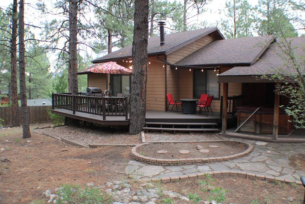 Kathy’s Cabin, King Bed, Hot Tub, Near-Nau, Perfect Year-Round Mountain Getaway! in Flagstaff, Coconino Nationalwald