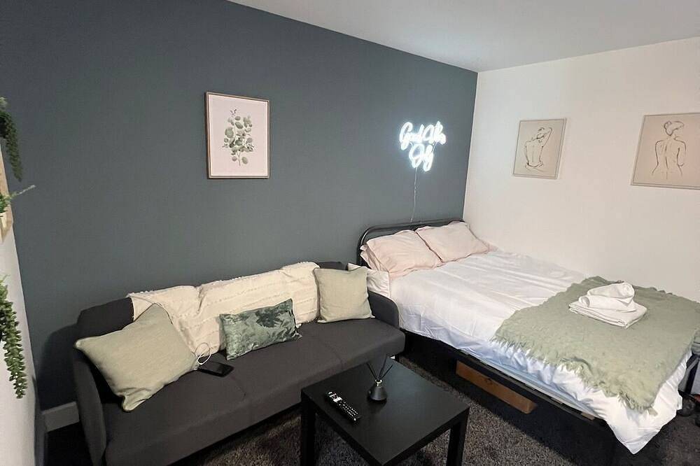 Entire apartment, Studio Apartment - 2 Guests in Wolverhampton, Birmingham Area