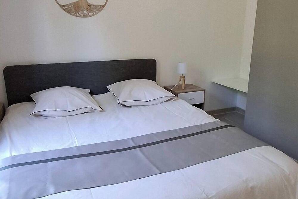 Appartement entier, Maisonnette 2 personnes, 1 chambre, piscine, près de Lascaux Iv in Montignac, Périgord Noir