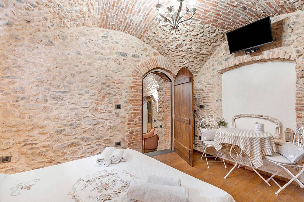 Entire apartment, Room 'Stanza Dell'olio' with Private Terrace and Wi-Fi in Ceriale, Riviera di Ponente