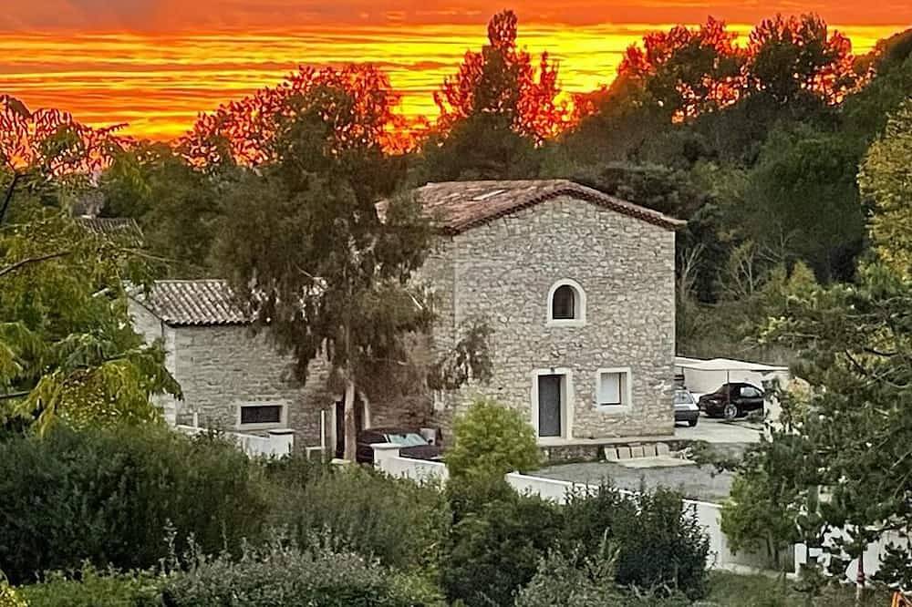 Large stone house, swimming pool, billiards, petanque area, table soccer in Fontanès, Côte méditerranéenne (France)