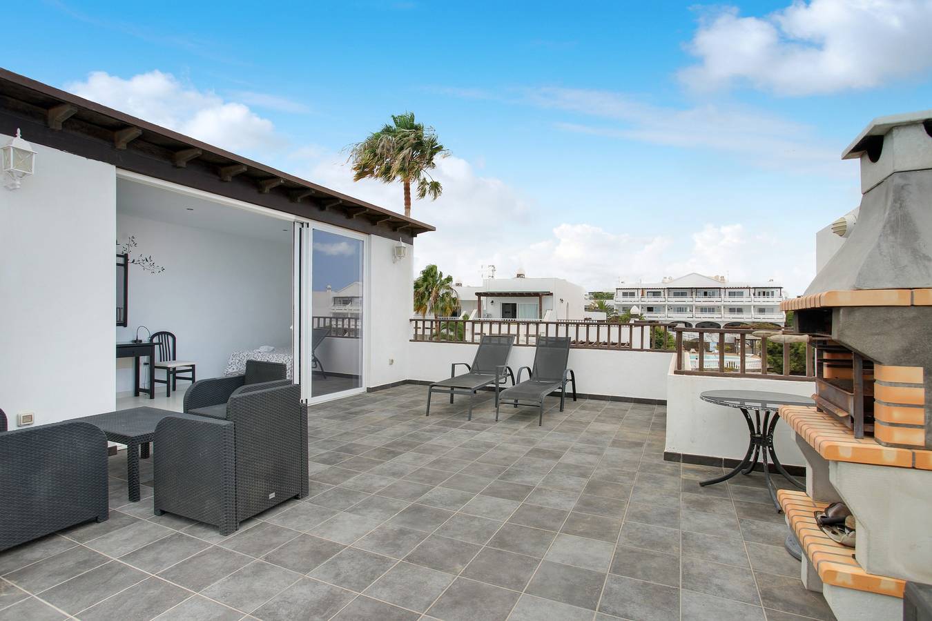 Entire apartment, Vacation Apartment "Lovely Penthouse" with Pool, Wi-Fi & Terrace in Costa Teguise, Teguise
