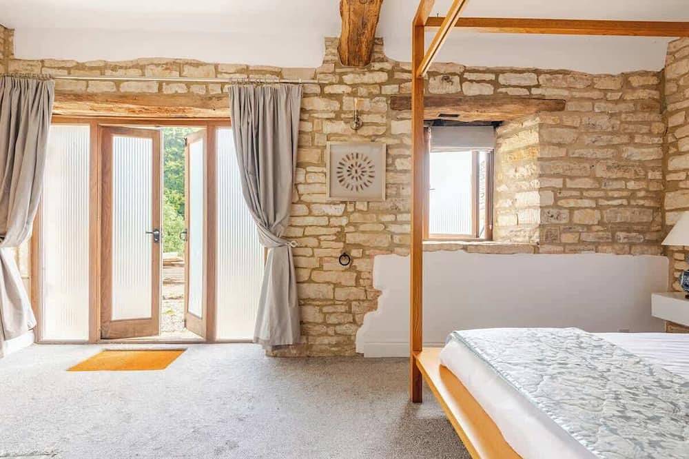 The Hideaway: Authentic Country Living in Cowley, Gloucestershire
