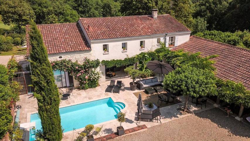 Location de vacances pour 4 personnes, avec Terrasse et Jardin ainsi que Piscine et Vue à Le Douhet