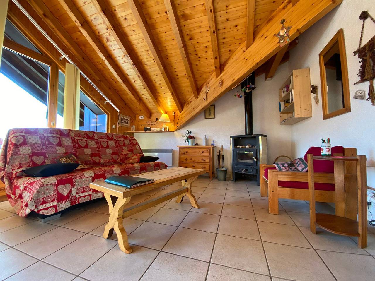 Entire apartment, Bright apartment in central Samoëns with parking in Samoëns, Bonneville region