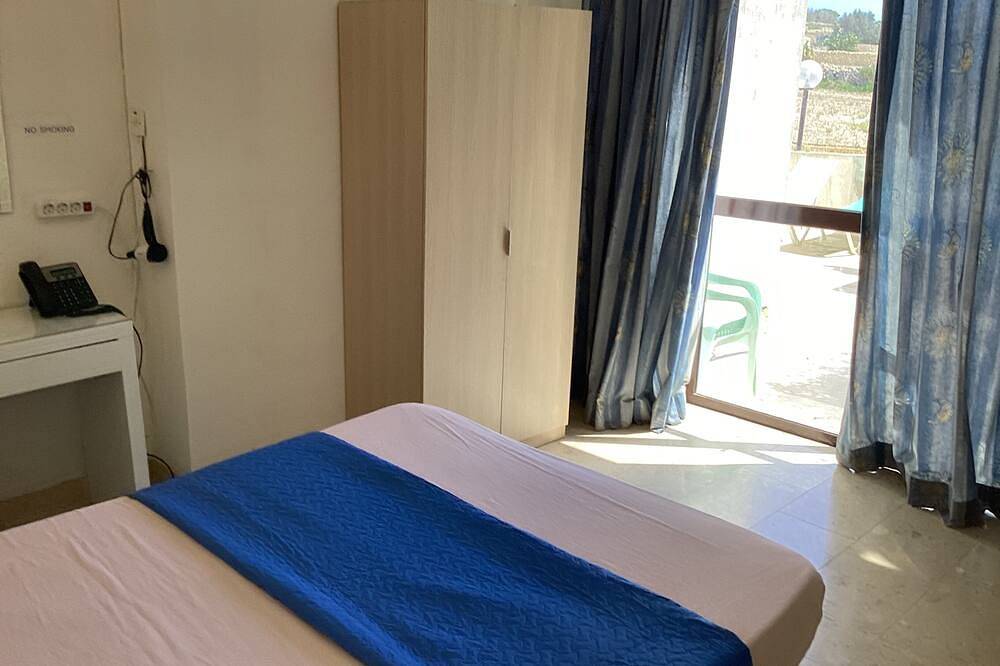 Twin/double bed & breakfast with Ac and Wifi pool/indoor heated pool . in Naxxar, Insel Malta