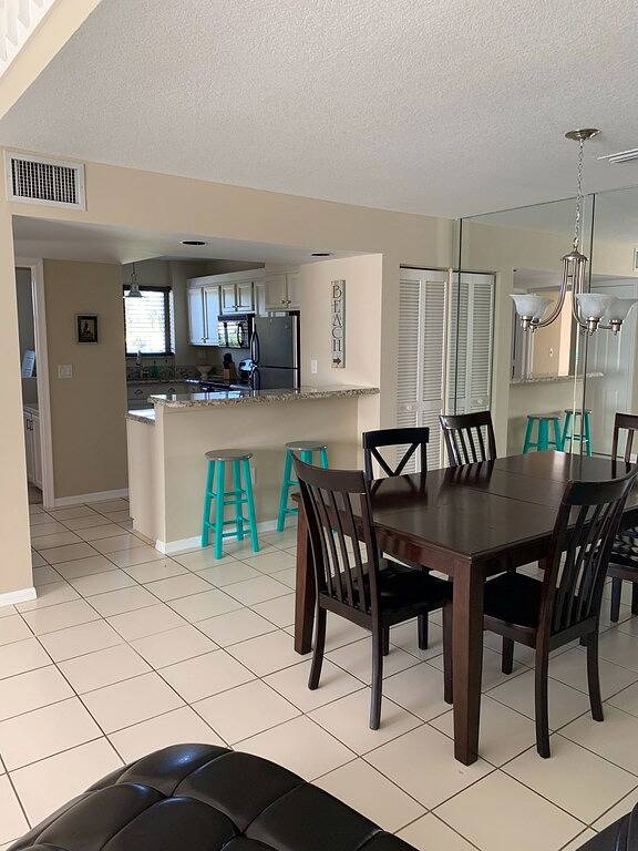 Ganze Wohnung, Praktisch am Strand, gehen Sie einfach über den Carlin Park zum Sand !! ❤️💛💚 in Jupiter, Palm Beach County