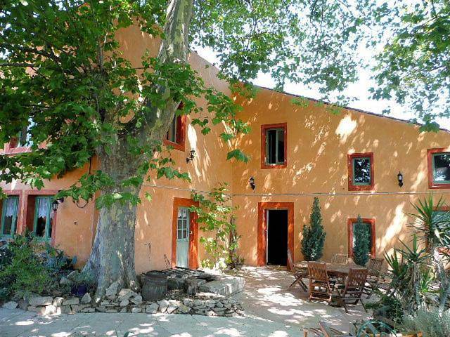 Chambre d’hôte pour 5 personnes, avec Jacuzzi et Terrasse ainsi que Jardin et Piscine à Ouveillan