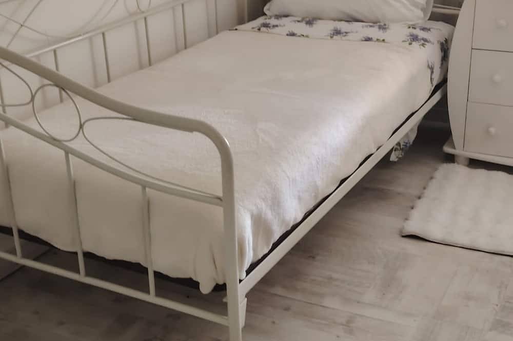 House with 2 or 3 bedrooms Sleeps up to 10 people in Montjoux, Nyons region
