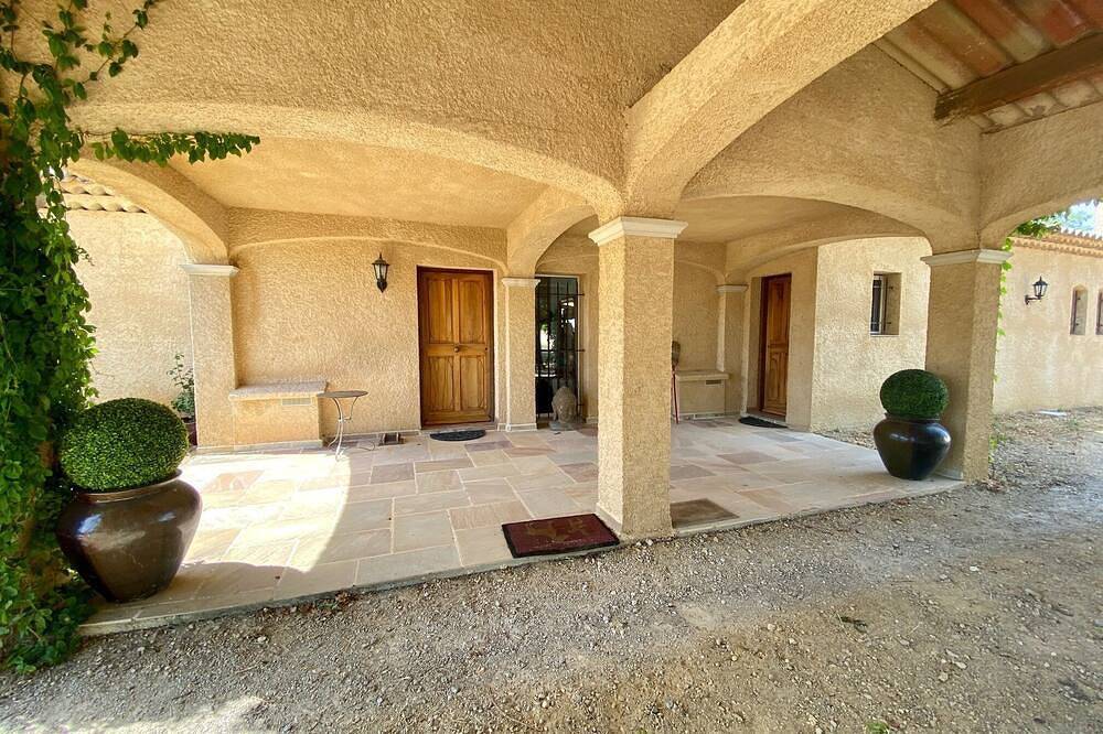 Discover the upper Var with family or friends from a beautiful contryside villa. in Régusse, Brignoles region