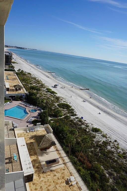 Vacation rental for 4 people, with hot tub and pool as well as balcony in Madeira Beach