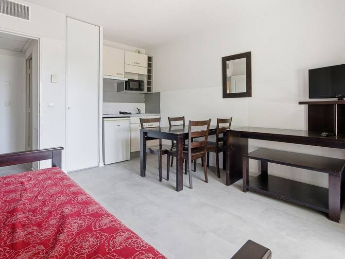 Apartamento entero, Encantador apartamento con piscina, balcón y cocina cerca de Boucana Socca in Grasse, Costa mediterránea (Francia)