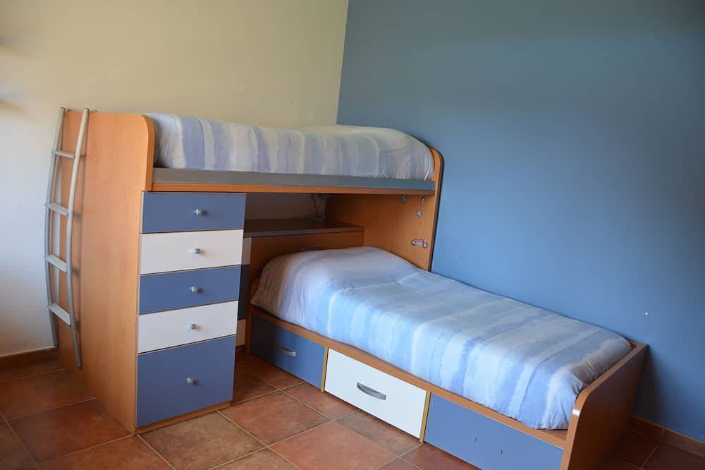 Casa familiar rodeada de viñedos, con piscina y sala de juegos in Piera, Interior de Barcelona