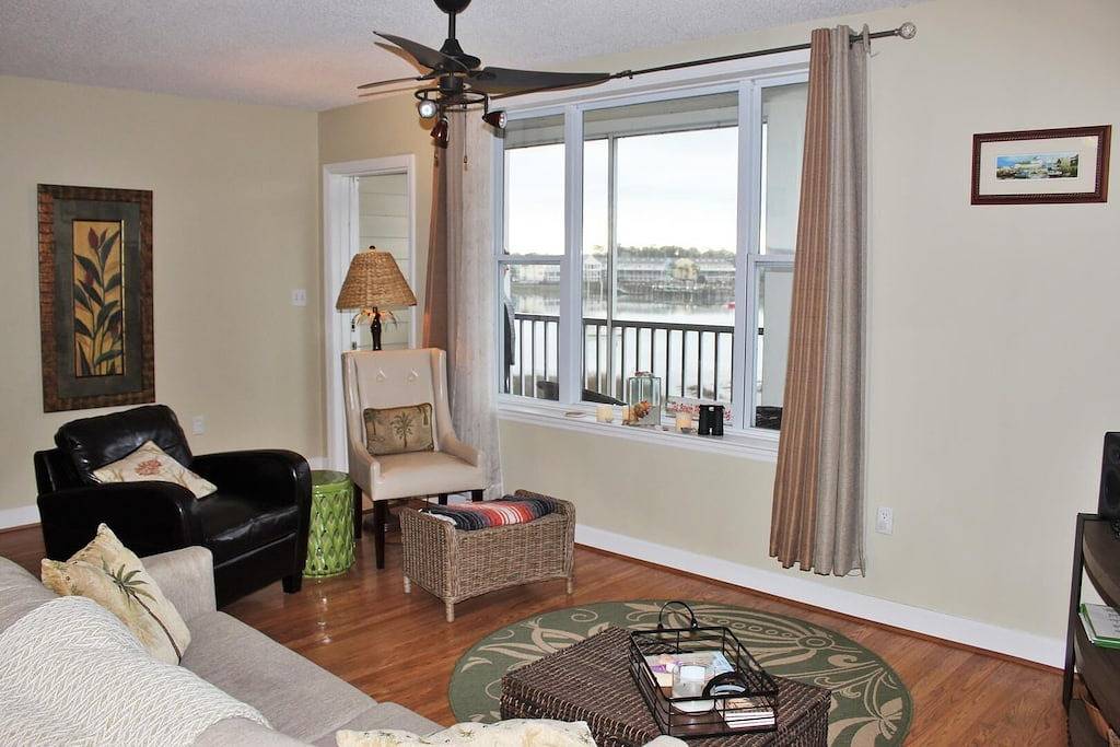 Ganze Wohnung, Palm Cove ~ Nur wenige Schritte von der Center Street mit Blick auf den Fluss und den Pool entfernt in Folly Beach, Charleston County