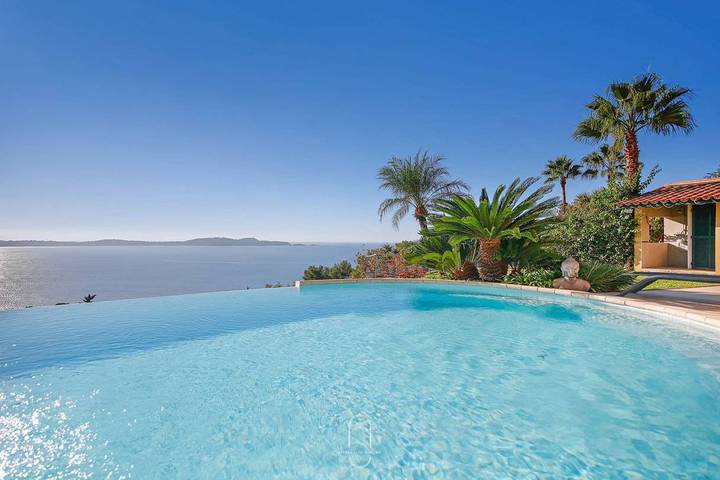 Gîte pour 8 personnes, avec terrasse ainsi que jardin et piscine dans Plage Font Brun Carqueiranne - 2