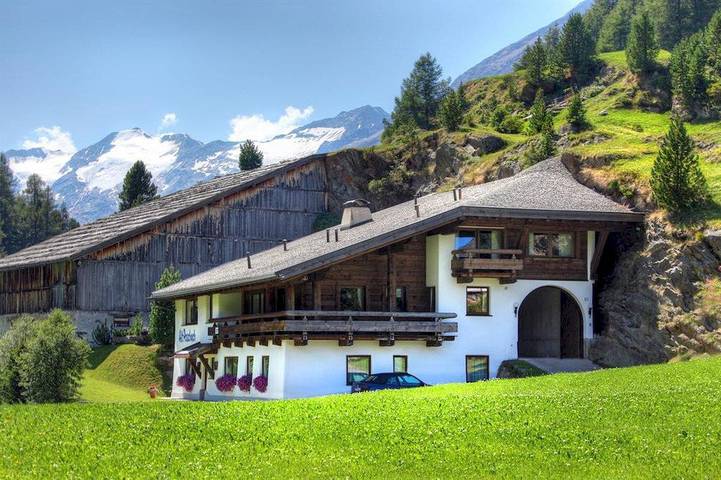 Holiday apartment for 4 people, with Balcony and Terrace as well as Garden in Obergurgl
