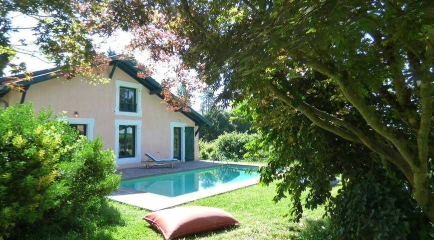 Villa pour 12 personnes, avec Balcon et Terrasse ainsi que Jardin et Piscine à Biarritz
