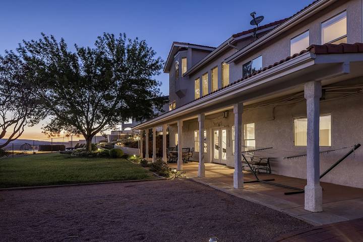 Vacation rental for 14 people, with yard and hot tub in Lake Powell
