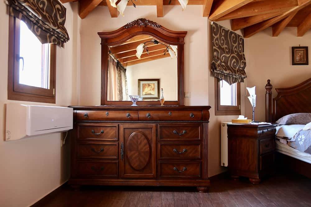 Luxury Villa with swimming pool , jacuzzi spa & great view, can guest 8 person in Glyka Nera, Regionalbezirk Ostattika