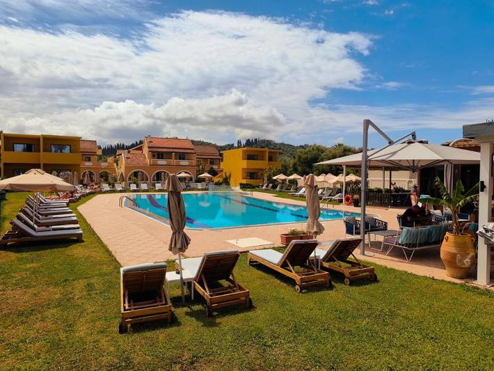 Appart’hôtel pour 6 personnes, avec piscine ainsi que jardin et vue
