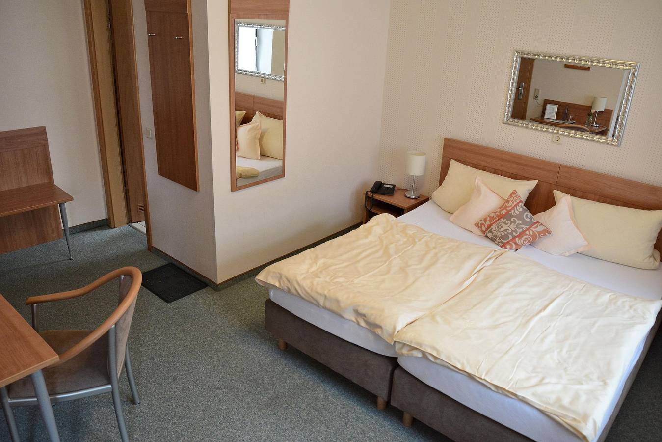 Dreibettzimmer mit Dusche od. Bad, Wc in Schiffweiler, Saarland